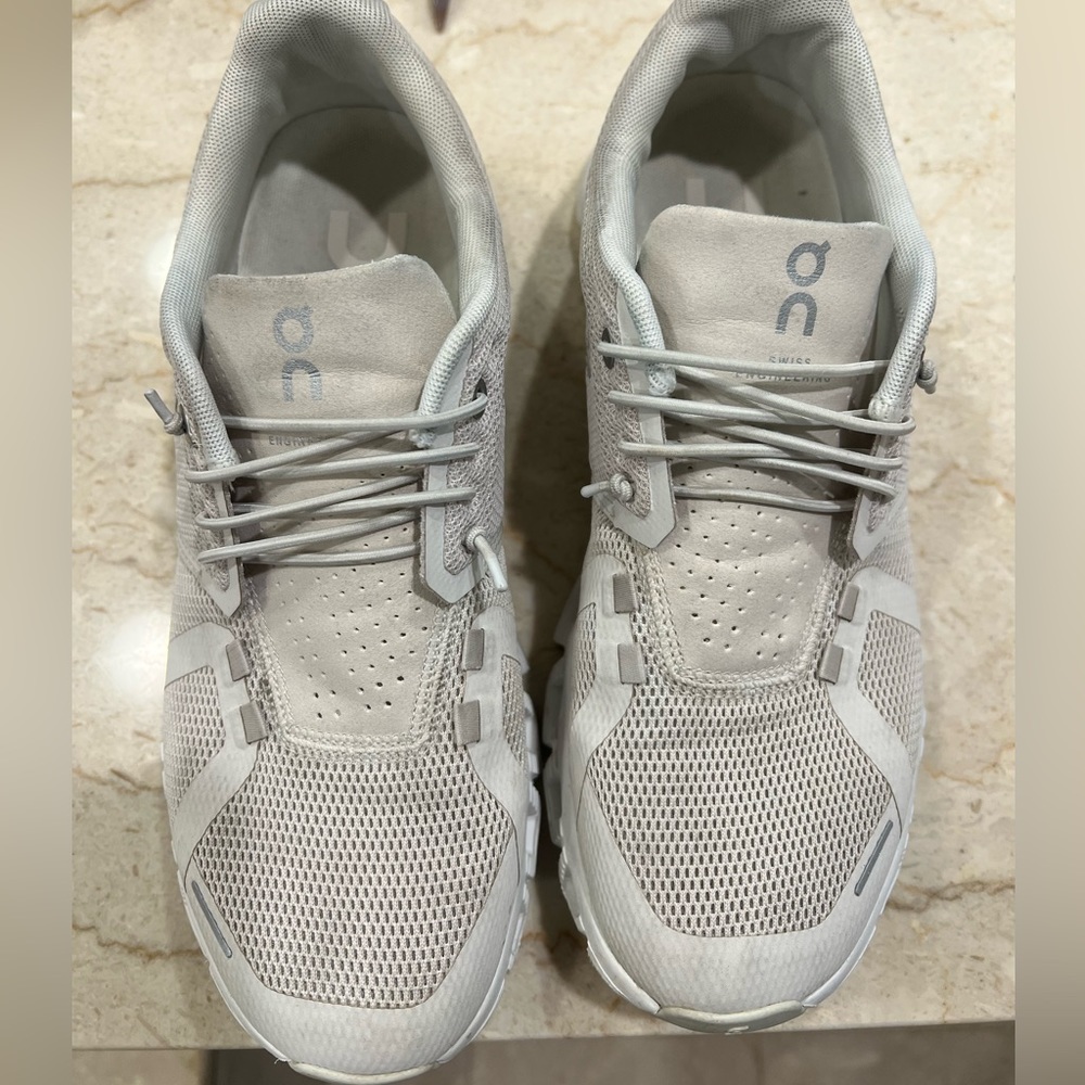 On Cloud light gray sneakers gently worn